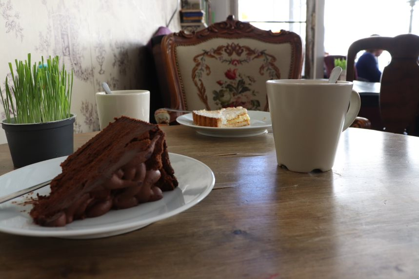Suklaakakkupala ja kahvi pöydällä.