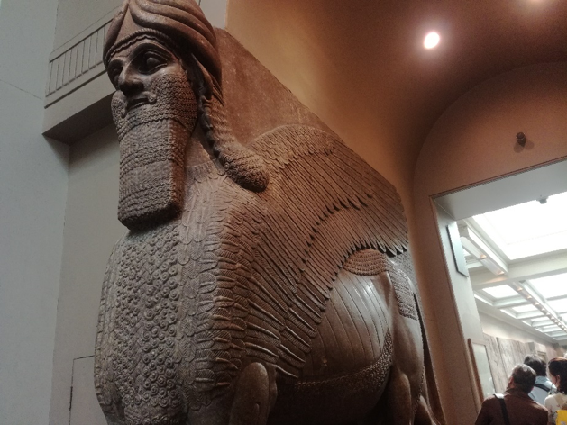 Suuri patsas, jolla on eläimen vartalo ja miehen pää.