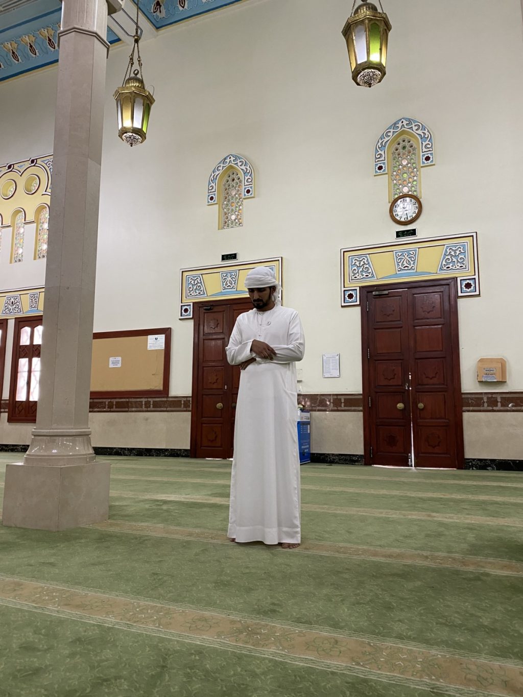 Mies pitämässä rukoushetkeä moskeijassa.