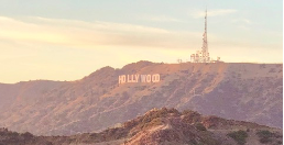 Hollywood-kyltti auringonvalossa.