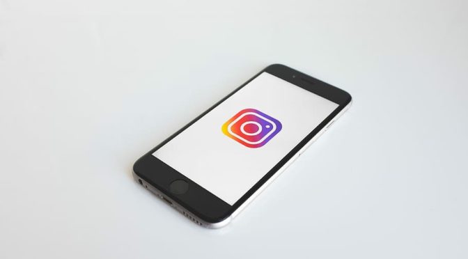 Kuva, jossa puhelimen näytöllä Instagram-logo