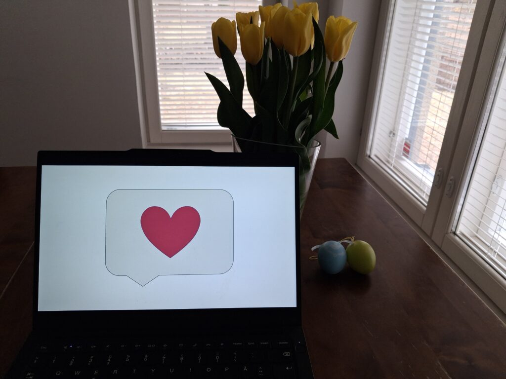 Tietokoneen näytössä sydämen kuva