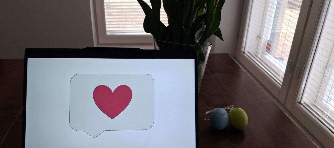 Tietokoneen näytössä sydämen kuva