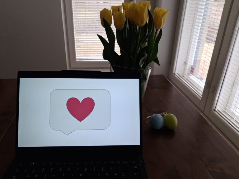 Tietokoneen näytössä sydämen kuva