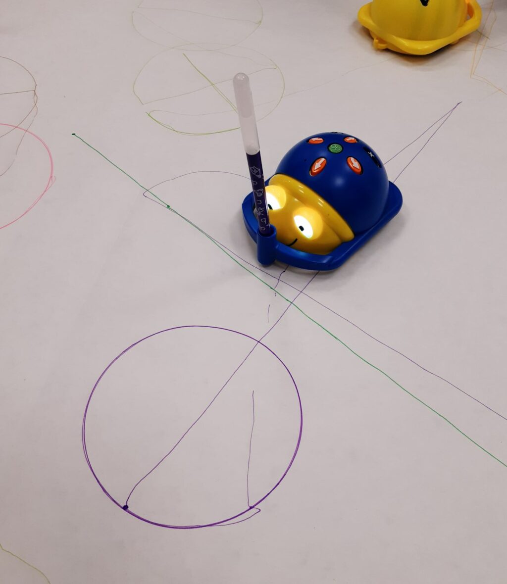 Bee-Bot -robotti piirtää tussilla paperille.
