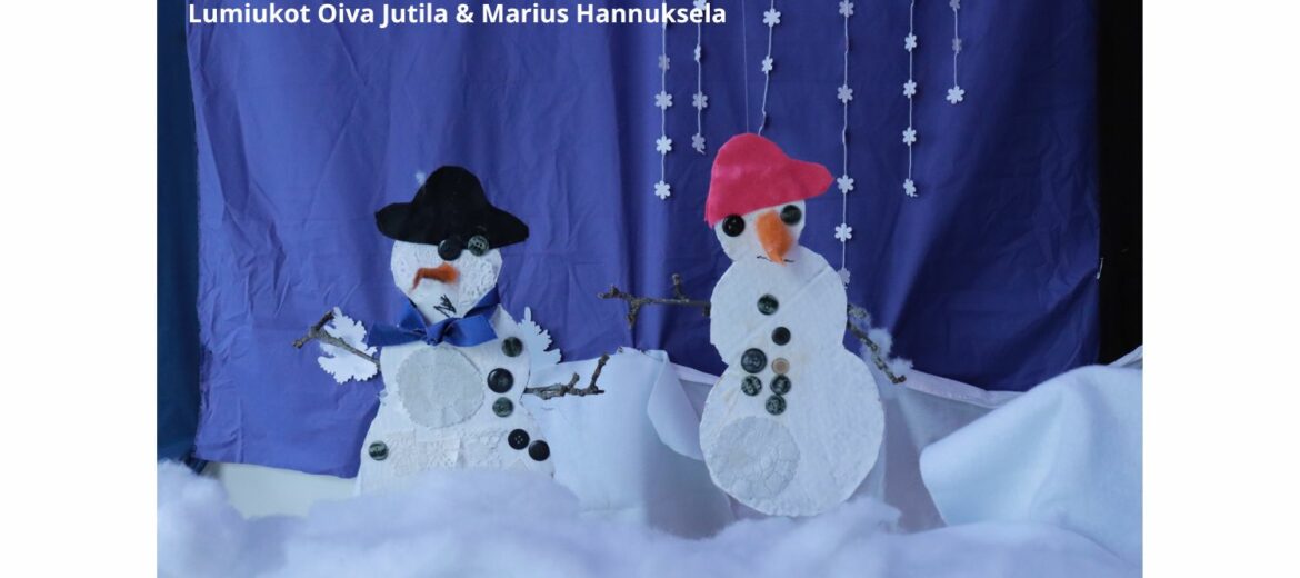 Kaksi lapsen askartelemaa lumiukkoa.