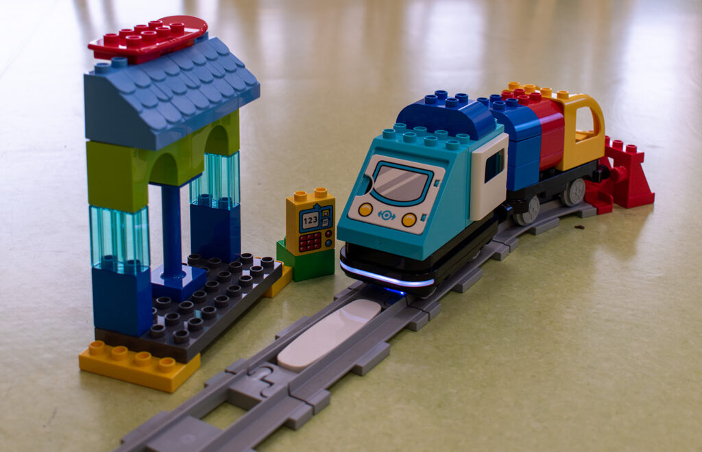 Lego Coding Express -juna ja palikoita