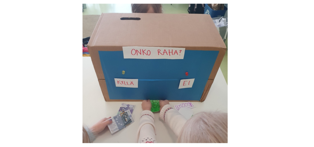 Pahvilaatikko, jonka avulla on lasten kanssa harjoiteltu tekoälyn alkeita.