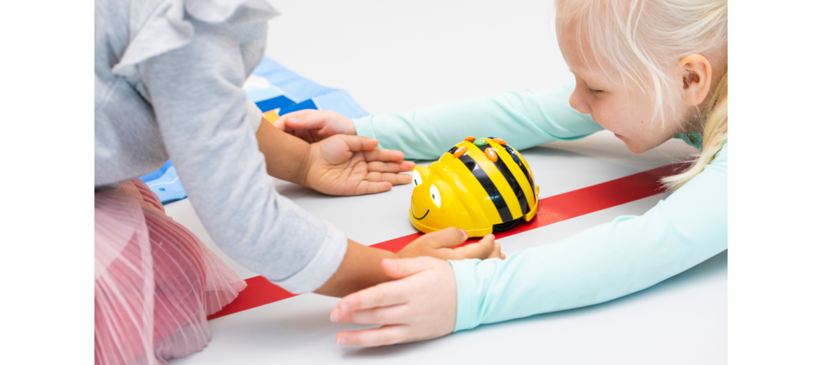 Kaksi lasta leikkii Bee-bot robotilla