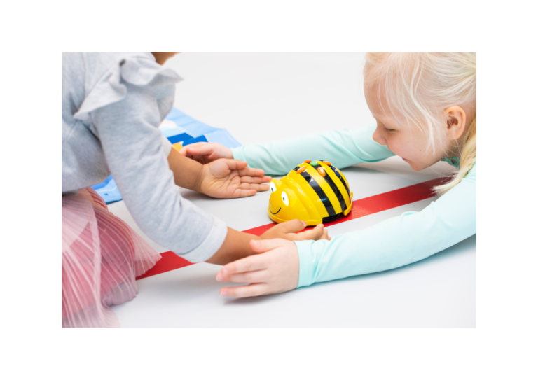 Kaksi lasta leikkii Bee-bot robotilla
