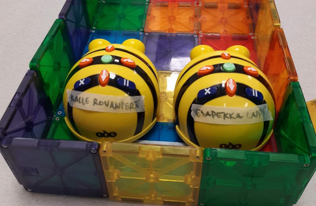 Kaksi Bee-botia, joille on annettu nimet.